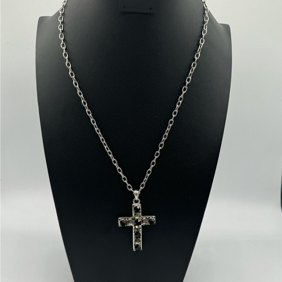 Cross pendant with long chain - Picture 4 of 6